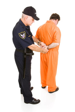 犯人被警察戴上手銬