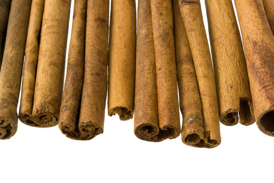 白色背景上的肉桂棒