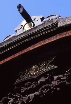 通往寺廟建筑的大門
