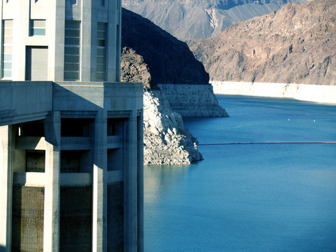胡佛建筑背景中的米德湖