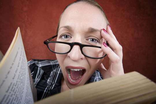 尖叫的女人睜大眼睛看書