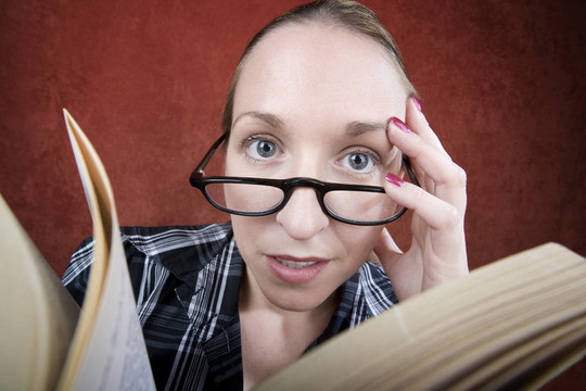 peprlexed大眼睛的女人讀一本書