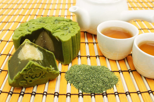 綠茶月餅的茶杯和Teapot
