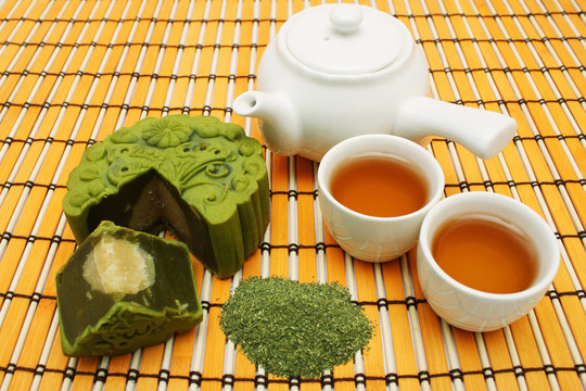 綠茶月餅的茶杯和Teapot