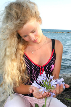 金發(fā)女孩和花