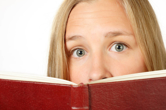 受驚的女孩看了看書