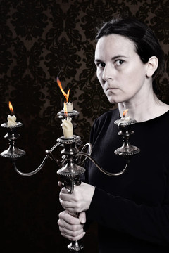 老女人拿著灰塵和污點(diǎn)candleabra