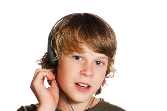 男孩戴著耳機(jī)