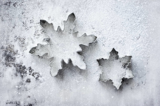 粉狀烤盤(pán)上的雪花餅干切割器