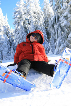 小男孩雪鞋