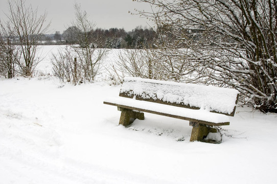 雪的公園長椅