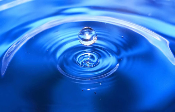 藍(lán)色海洋中的一滴水