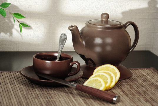 在竹盤上喝一杯紅茶
