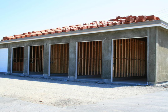 建筑施工中的車庫