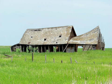破舊的建筑在Prairies。倒下的籬笆景在前面說到的一個(gè)農(nóng)場。