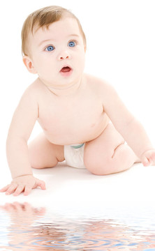 在尿布上爬行的嬰兒