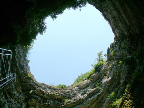 Gouffre de Padirac - 20公里的洞穴系統(tǒng)的入口。公共訪問包括地下河船。