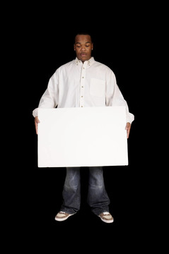 年輕的African American男子與標(biāo)志