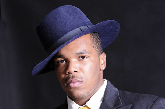 年輕的African American男子