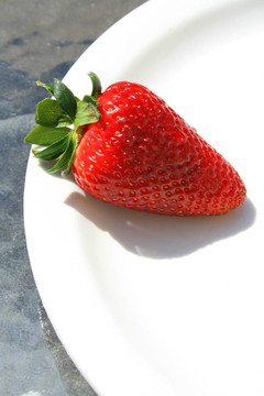 Strawberry在一個(gè)盤子上