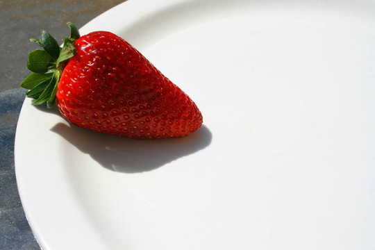 Strawberry在一個(gè)盤子上