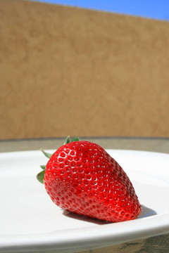 Strawberry在一個(gè)盤子上