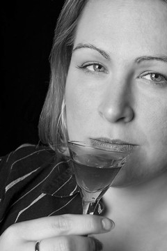 超重的婦女喝一杯