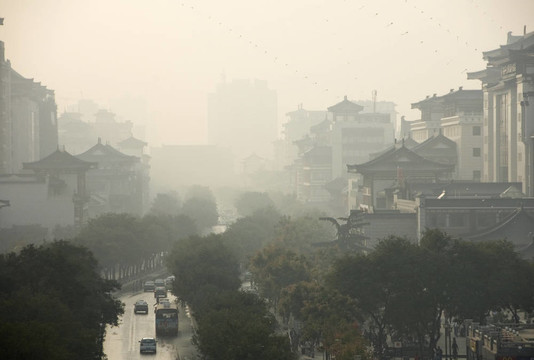 在西安一個(gè)煙霧彌漫的街道；中國(guó)在2008