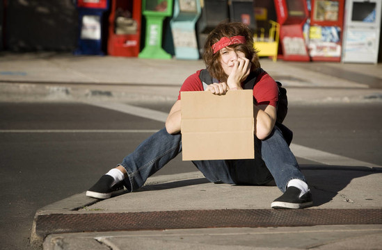 年輕人與Blank Cardboard Sign