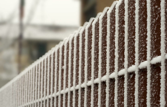籬笆豎欄上的雪