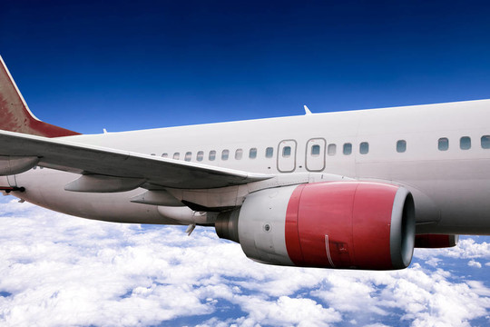 飛機在空中飛行