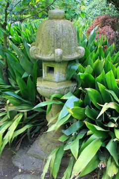 日本的雕像在花園里