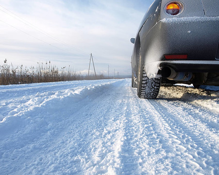 雪地的鄉(xiāng)村公路上的汽車