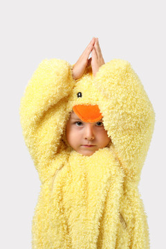 Young Boy在嬰兒雞服裝