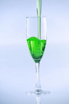 綠色液體飲料