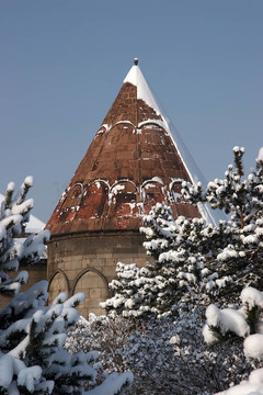 下雪后的清真寺。土耳其埃爾祖魯姆。