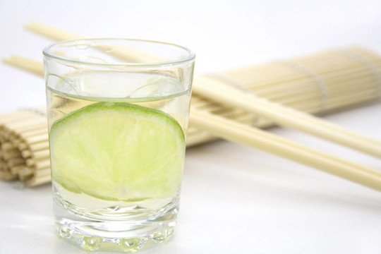 用石灰和筷子的龍舌蘭酒