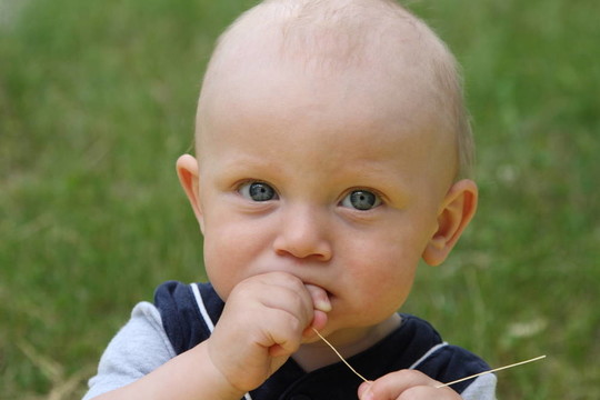 孩子和一根稻草