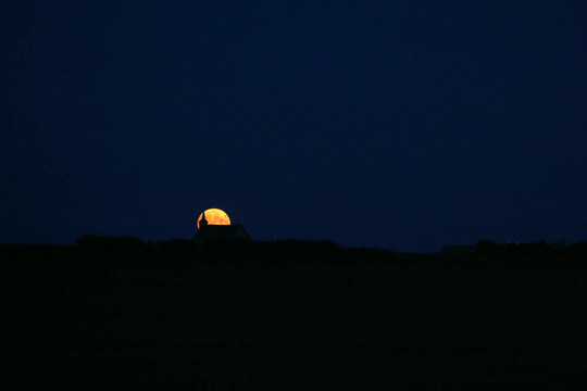 Moon在地平線上