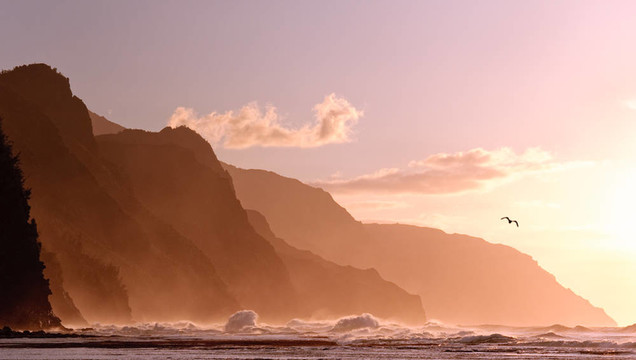 夕陽從納巴海岸線考艾驚濤駭浪