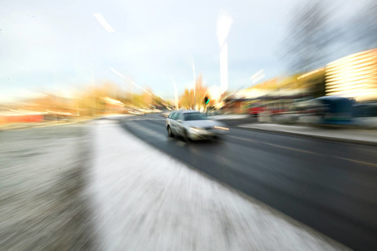 高速行駛的汽車