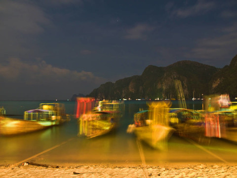 一個(gè)熱帶海灘上的夜晚（運(yùn)動(dòng)模糊）