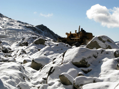 推土機清除積雪