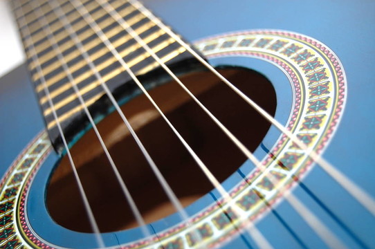 播放派對音樂的藍色音樂吉他