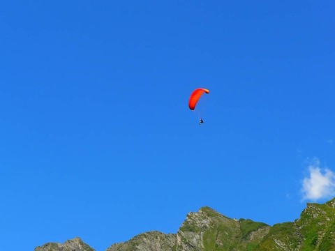 傘兵在山