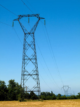 在農村的高壓電塔