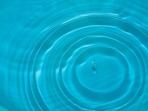 藍(lán)色水滴飛濺