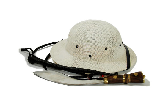 獵刀；鞭和Pith Helmet