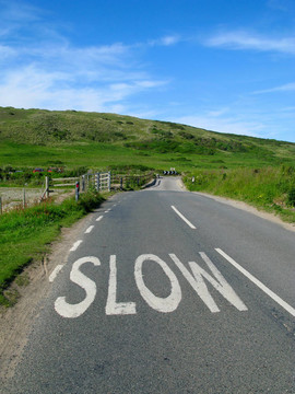 英国乡村公路上的慢标志。