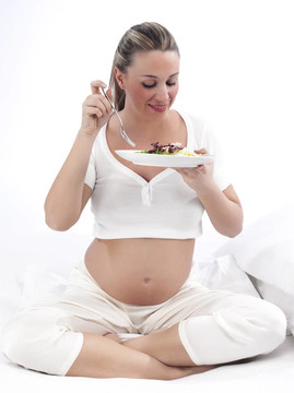 孕婦在床上吃